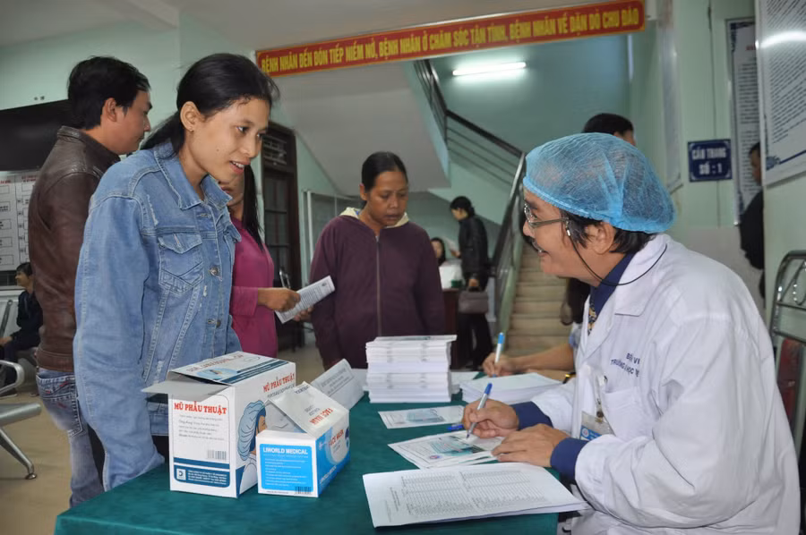  Đội ngũ y bác sĩ Trường ĐH Y dược Huế tận tình thăm khám bệnh cho thầy cô giáo.