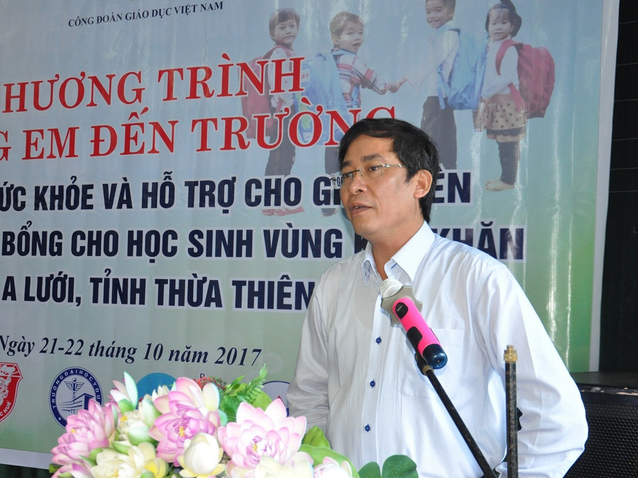 TS. Vũ Minh Đức – Chủ tịch Công đoàn Giáo dục Việt Nam sẻ chia với những khó khăn, thiếu thốn với thầy cô giáo vùng cao A Lưới.