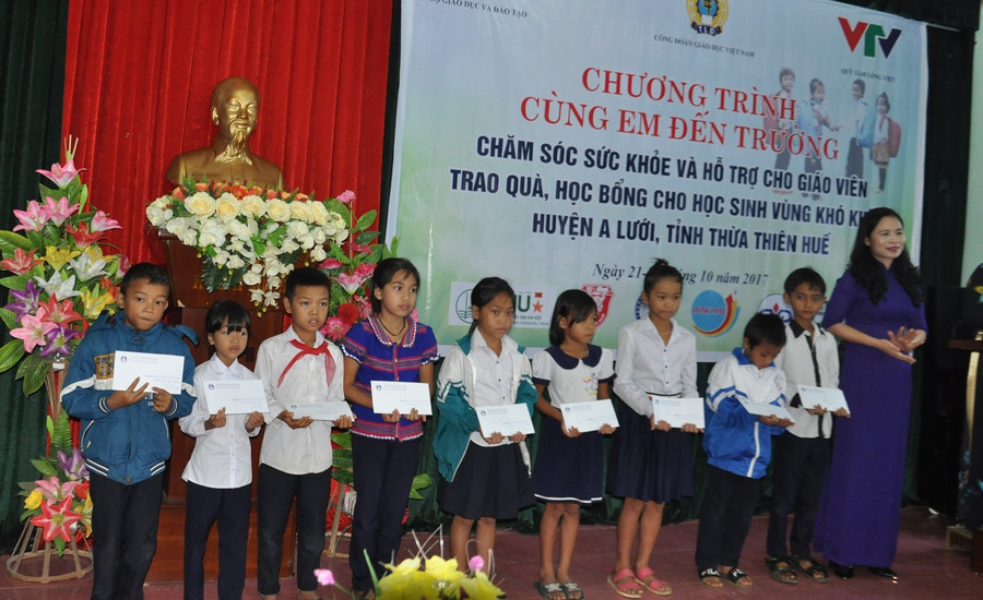 Ấm áp những tình cảm sẻ chia của những tập thể đoàn viên trong toàn ngành GD&ĐT đối với những thầy cô giáo vùng cao A Lưới.