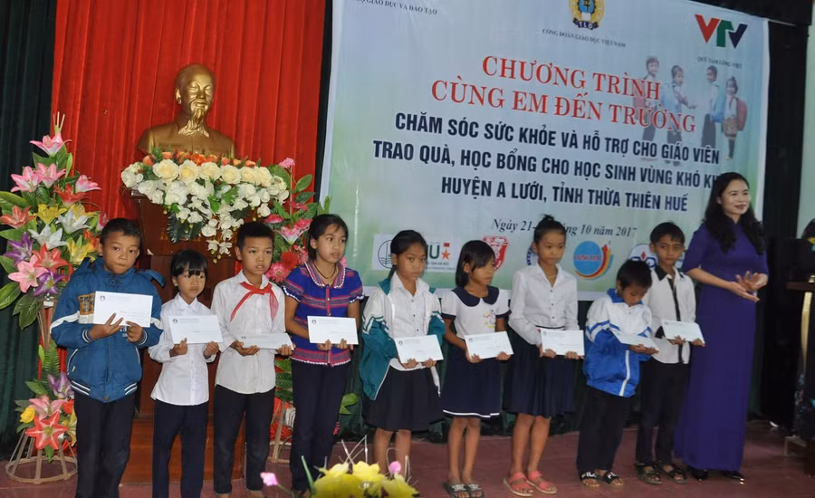 Ấm áp những tình cảm sẻ chia của những tập thể đoàn viên trong toàn ngành GD&ĐT đối với những thầy cô giáo vùng cao A Lưới.