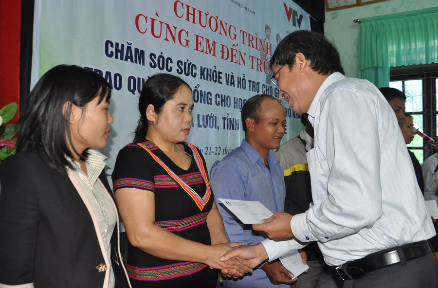 Những suất quà được Đoàn công tác trao tận tay cho thầy cô giáo, học sinh.