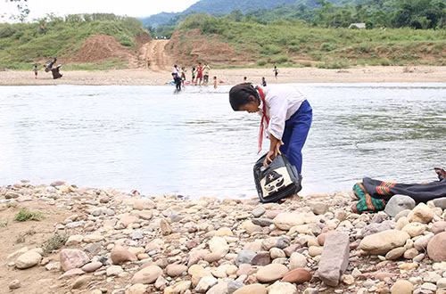 Con sông rộng hàng trăm mét, song hàng ngày các em vẫn phải băng qua để đến trường. Ảnh:Th.Hiếu hoc-sinh-mien-nui-quang-tri-minh-tran-bang-song-den-truong-1