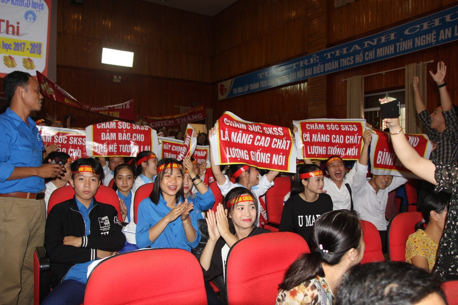 Mang theo các băng rôn, khẩu hiệu tuyên truyền về sức khỏe sinh sản Mang theo các băng rôn, khẩu hiệu tuyên truyền về sức khỏe sinh sản