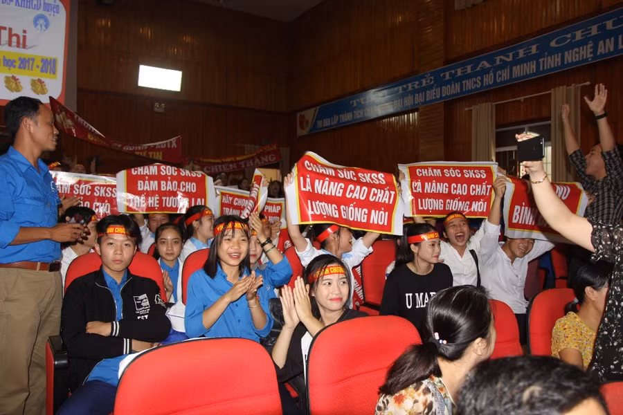 Mang theo các băng rôn, khẩu hiệu tuyên truyền về sức khỏe sinh sản