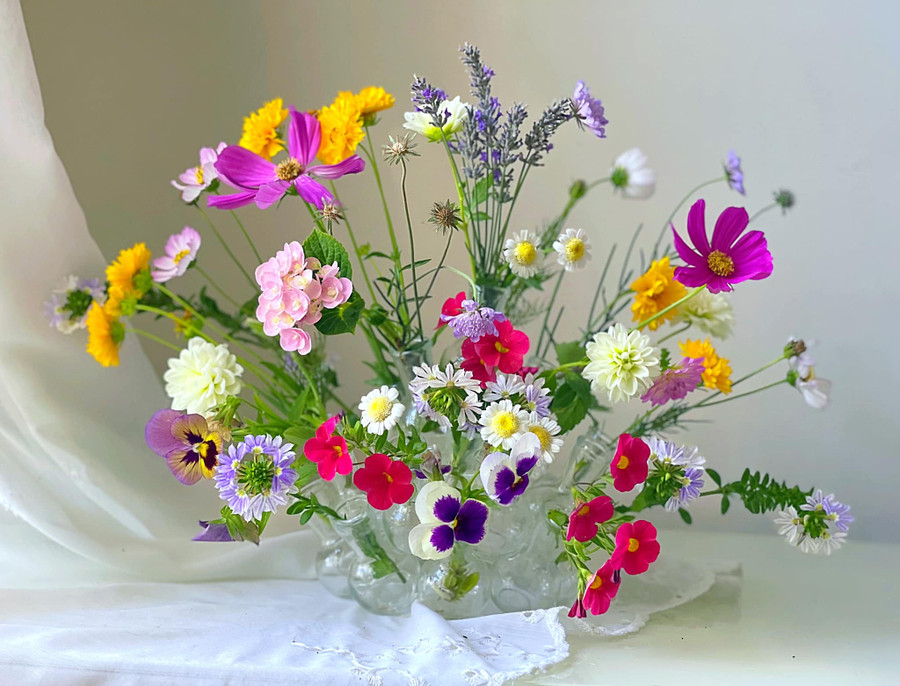 Một kiểu cắm đa dạng các loại hoa và thỏa sức sáng tạo.