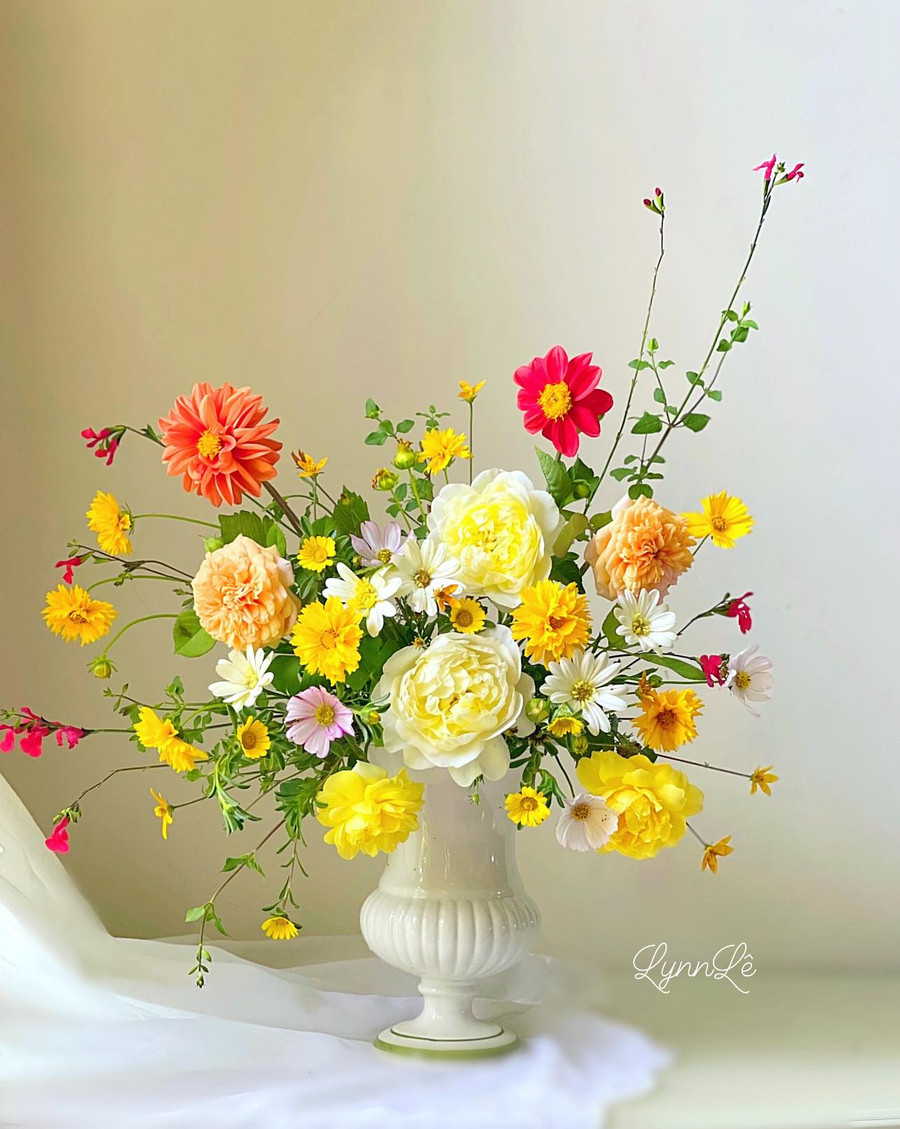 Qua đôi bàn tay khéo léo, những bông hoa trở thành tác phẩm nghệ thuật.