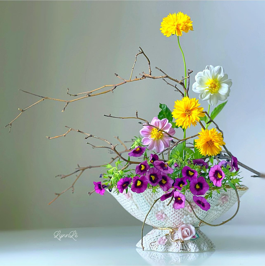 Chị Lynn Lê dùng cành cây khô làm điểm tựa để cắm hoa mà không cần dùng đến xốp.