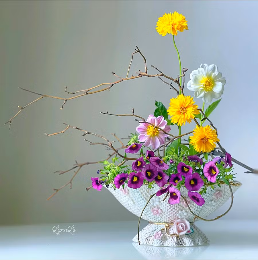 Chị Lynn Lê dùng cành cây khô làm điểm tựa để cắm hoa mà không cần dùng đến xốp.