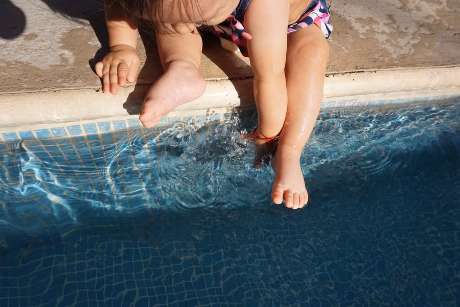 Đối với cả trẻ nhỏ và trẻ lớn hơn, việc huấn luyện an toàn dưới nước là rất cần thiết. (Ảnh: ITN).