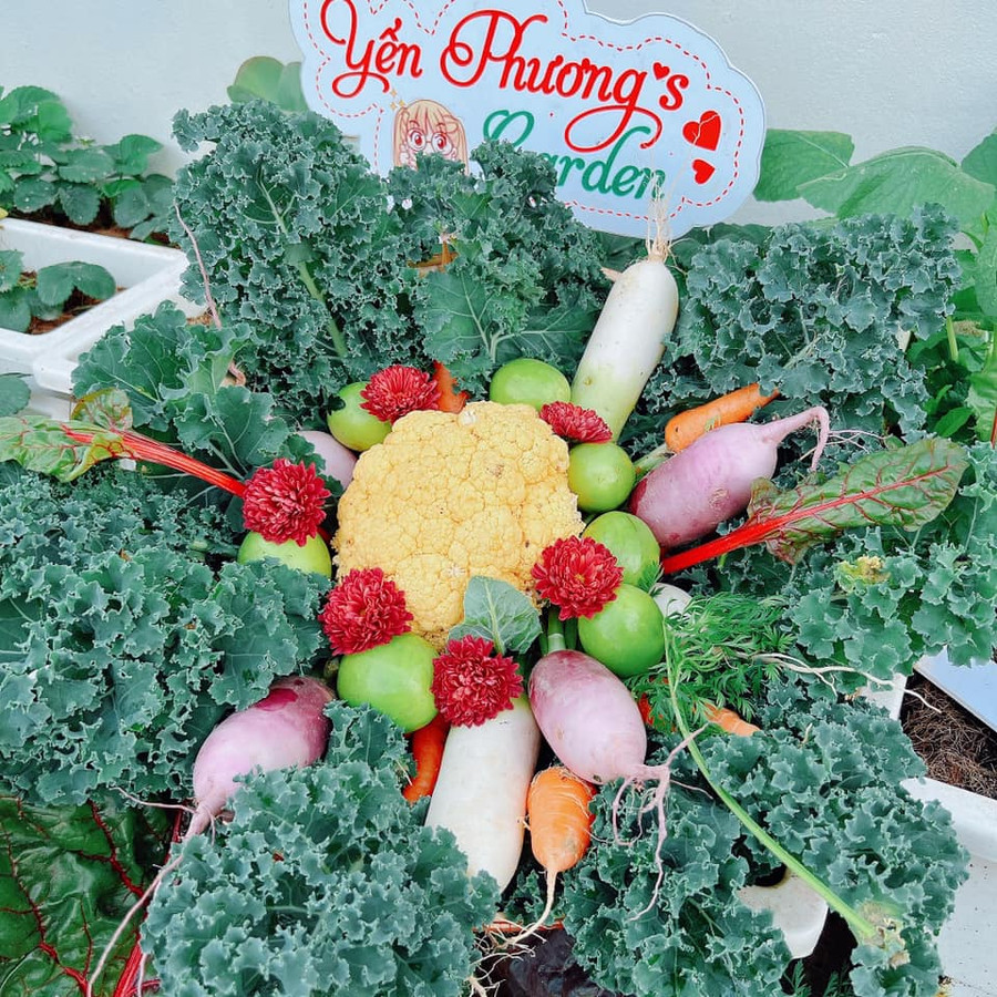 Súp lơ màu vàng với rau củ kết hợp cùng lá kale, táo thái, củ cải, cà rốt.