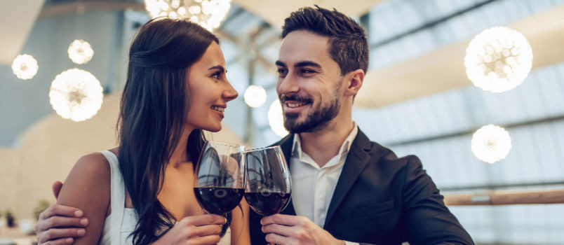 Hãy nhìn vào mắt cô ấy và nói với cô ấy những lời ngọt ngào. (Ảnh: ITN). Hãy nhìn vào mắt cô ấy và nói với cô ấy những lời ngọt ngào. (Ảnh: ITN).