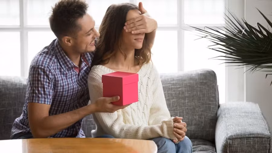 Hãy cân nhắc tặng vợ một món quà chu đáo mà cô ấy sẽ trân trọng. (Ảnh: ITN).