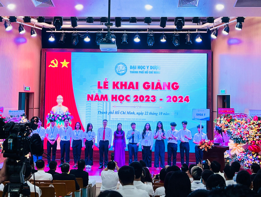 Trưởng Khoa Y truyền đi thông điệp và mục tiêu đào tạo của mình đến các tân sinh viên. Trưởng Khoa Y truyền đi thông điệp và mục tiêu đào tạo của mình đến các tân sinh viên.