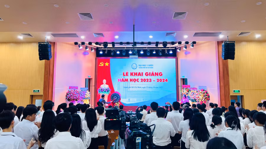 Tân sinh viên hào hứng trước tiếng trống khai giảng năm học mới 2023-2024.