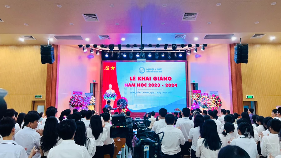 Tân sinh viên hào hứng trước tiếng trống khai giảng năm học mới 2023-2024.