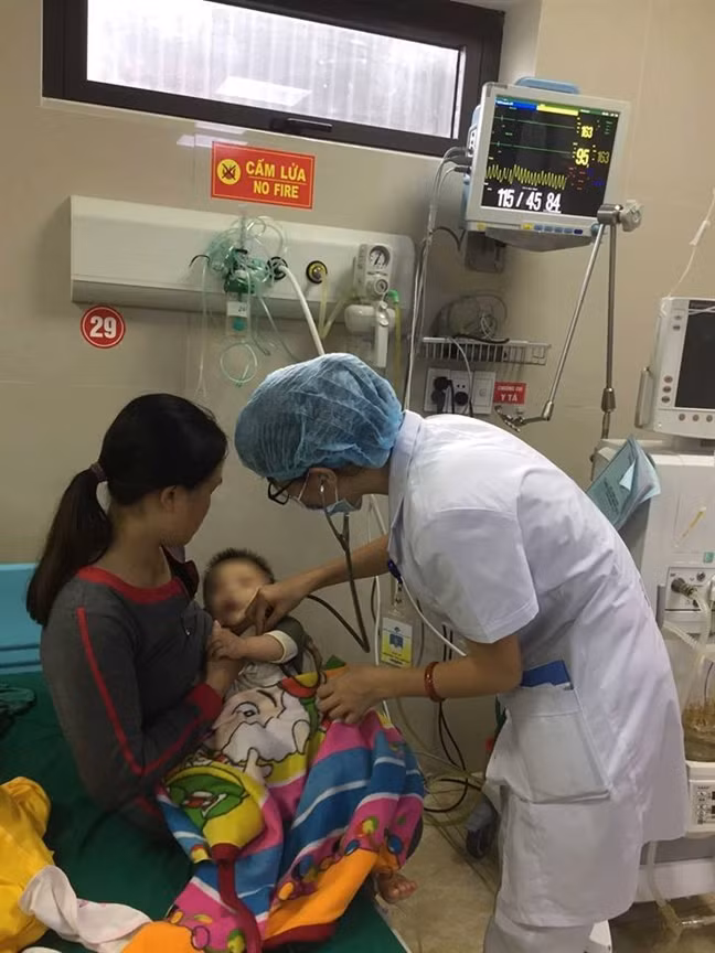 Cuu song be 10 thang tuoi bi soc thuoc sau khi tiem tai benh vien