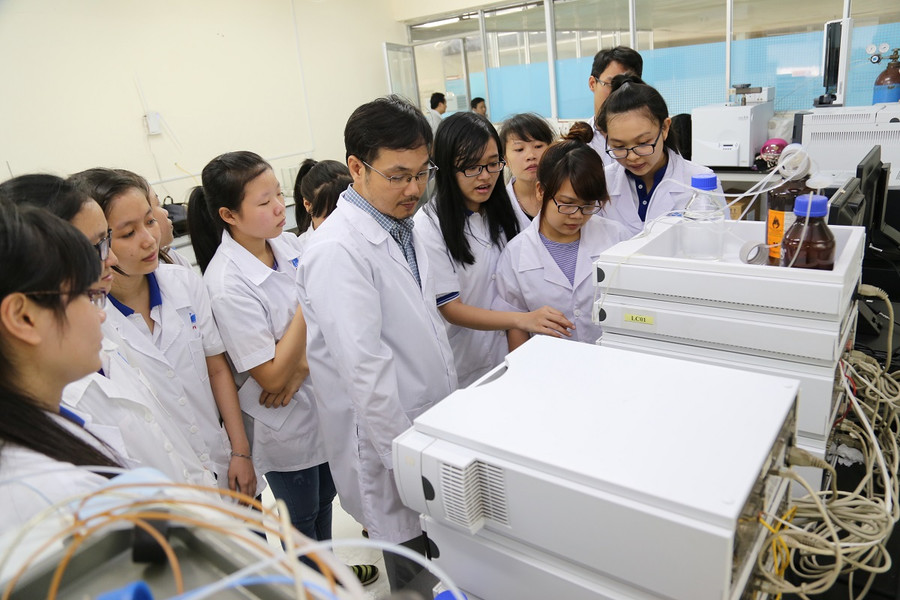 Các cơ sở GD ĐH không ngừng được tăng cường đầu tư cơ sở vật chất, trang thiết bị giảng dạy để nâng cao chất lượng đào tạo và nghiên cứu khoa học. (Ảnh: Giờ thực nghiệm của SV Trường ĐH Công nghiệp Thực phẩm TPHCM)