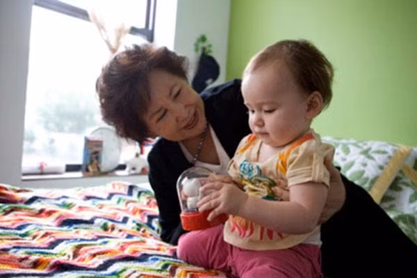 Bị hỏi “Bà nội tốt hay bà ngoại tốt”, bé 4 tuổi đáp khiến mọi người trong phòng nín lặng