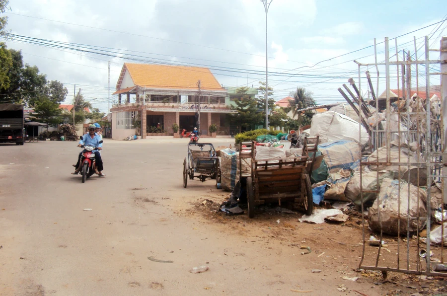 Phế liệu tràn xuống lòng đường khiến việc lưu thông của người dân tiềm ẩn nguy cơ tai nạn