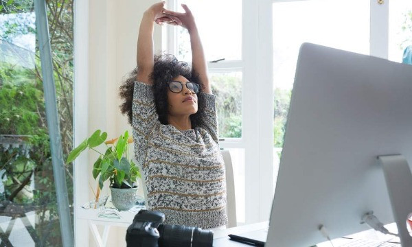 Vertue đang thực hiện một trong 8 bước của phương pháp "yoga bàn". Ảnh: Independent Vertue đang thực hiện một trong tám bước của phương pháp yoga bàn. Ảnh: Independent