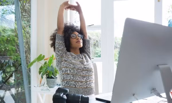 Vertue đang thực hiện một trong tám bước của phương pháp yoga bàn. Ảnh: Independent