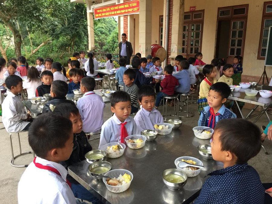 Bữa ăn trưa trong khuôn viên trường của HS bán trú Lóng Sập Ảnh: Thanh Long Bữa ăn trưa trong khuôn viên trường của HS bán trú Lóng Sập Ảnh: Thanh Long