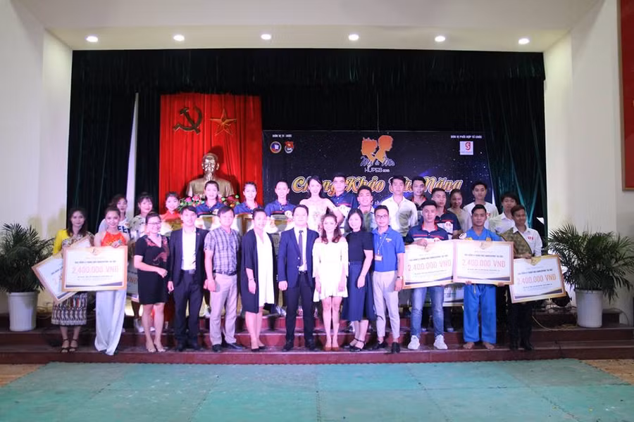 Nhà tài trợ trao học bổng cho các thí sinh tại đêm chung khảo cuộc thi