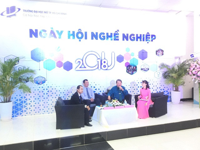 Các chuyên gia về nguồn nhân lực trao đổi với sinh viên về kỹ năng xin việc, triển vọng nghề nghiệp các ngành nghề trong tương lai tại ngày hội Các chuyên gia về nguồn nhân lực trao đổi với sinh viên về kỹ năng xin việc, triển vọng nghề nghiệp các ngành nghề trong tương lai tại ngày hội