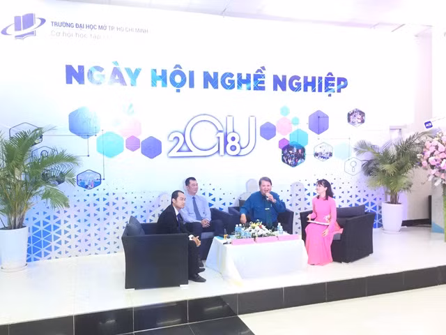 Các chuyên gia về nguồn nhân lực trao đổi với sinh viên về kỹ năng xin việc, triển vọng nghề nghiệp các ngành nghề trong tương lai tại ngày hội