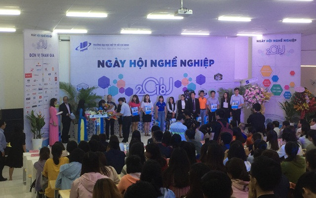 Đại diện Ban giám hiệu Trường ĐH Mở TPHCM trao tặng kỉ niệm chương cho các Doanh nghiệp tham gia ngày hội Đại diện Ban giám hiệu Trường ĐH Mở TPHCM trao tặng kỉ niệm chương cho các Doanh nghiệp tham gia ngày hội