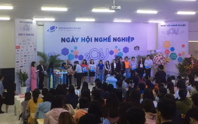 Đại diện Ban giám hiệu Trường ĐH Mở TPHCM trao tặng kỉ niệm chương cho các Doanh nghiệp tham gia ngày hội