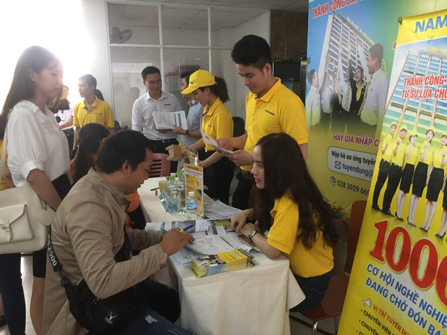 Nhiều sinh viên phỏng vấn và nhận được việc làm ngay tại Ngày hội nghề nghiệp năm 2018 của nhà trường