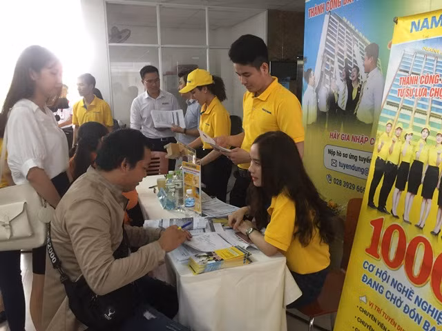 Nhiều sinh viên phỏng vấn và nhận được việc làm ngay tại Ngày hội nghề nghiệp năm 2018 của nhà trường