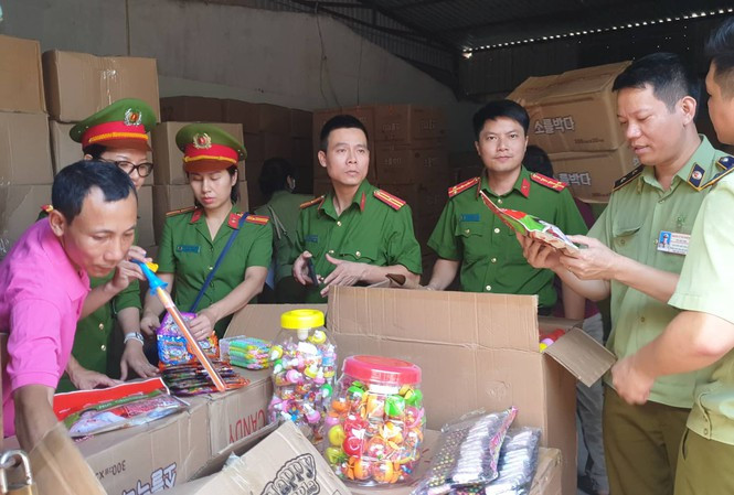 Cảnh sát môi trường và cán bộ quản lý thị trường kiểm tra lô hàng. Ảnh: Phương Sơn.