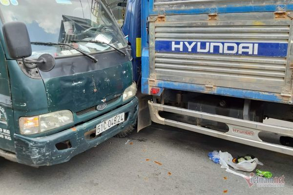 Xe tải tông liên tiếp ở Sài Gòn, thanh niên thiệt mạng, người phụ nữ nát chân ảnh 1 Xe tải tông liên tiếp ở Sài Gòn, thanh niên thiệt mạng, người phụ nữ nát chân