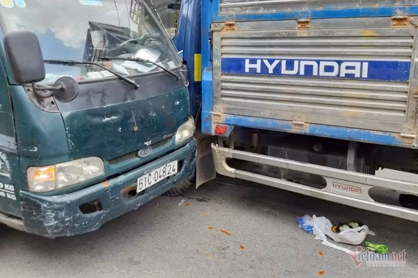 Xe tải tông liên tiếp ở Sài Gòn, thanh niên thiệt mạng, người phụ nữ nát chân
