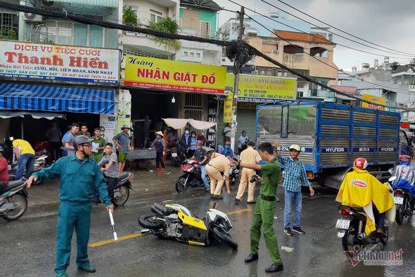 Xe tải tông liên tiếp ở Sài Gòn, thanh niên thiệt mạng, người phụ nữ nát chân ảnh 2 Xe tải tông liên tiếp ở Sài Gòn, thanh niên thiệt mạng, người phụ nữ nát chân