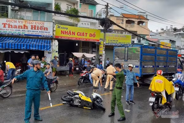 Xe tải tông liên tiếp ở Sài Gòn, thanh niên thiệt mạng, người phụ nữ nát chân