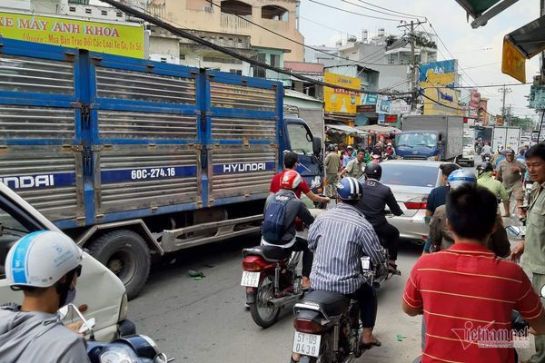 Hiện trường tai nạn gây cản trở giao thông. Xe tải tông liên tiếp ở Sài Gòn, thanh niên thiệt mạng, người phụ nữ nát chân