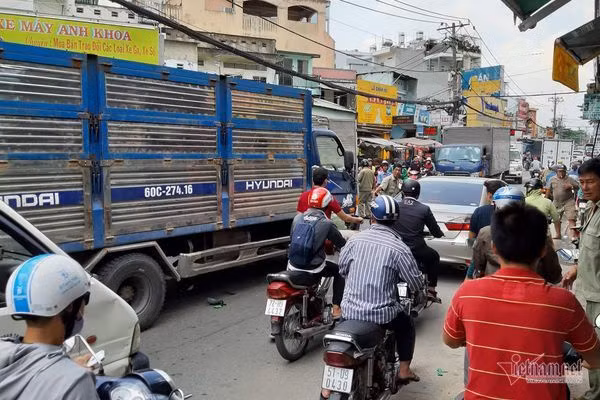 Xe tải tông liên tiếp ở Sài Gòn, thanh niên thiệt mạng, người phụ nữ nát chân
