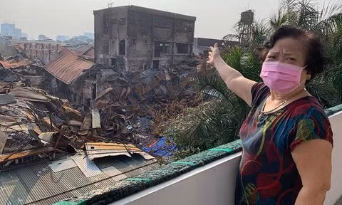 Người dân xung quanh hiện trường vụ cháy đang rất lo lắng về ô nhiễm các chất độc hại.