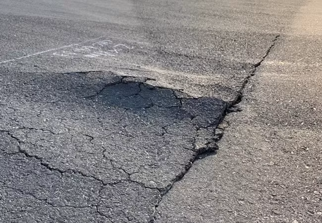 Đường lăn S3 sân bay Nội Bài bị hư hỏng bê tông nhựa. Ảnh: Anh Duy. 