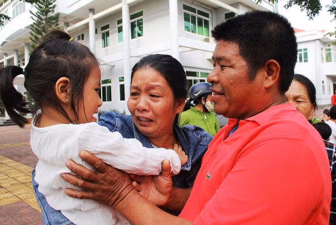 41 người ôm bình nhựa lênh đênh 31 giờ giữa biển: Đàn cá heo "cứu mạng" chúng tôi ảnh 2 41 người ôm bình nhựa lênh đênh 31 giờ giữa biển: Đàn cá heo