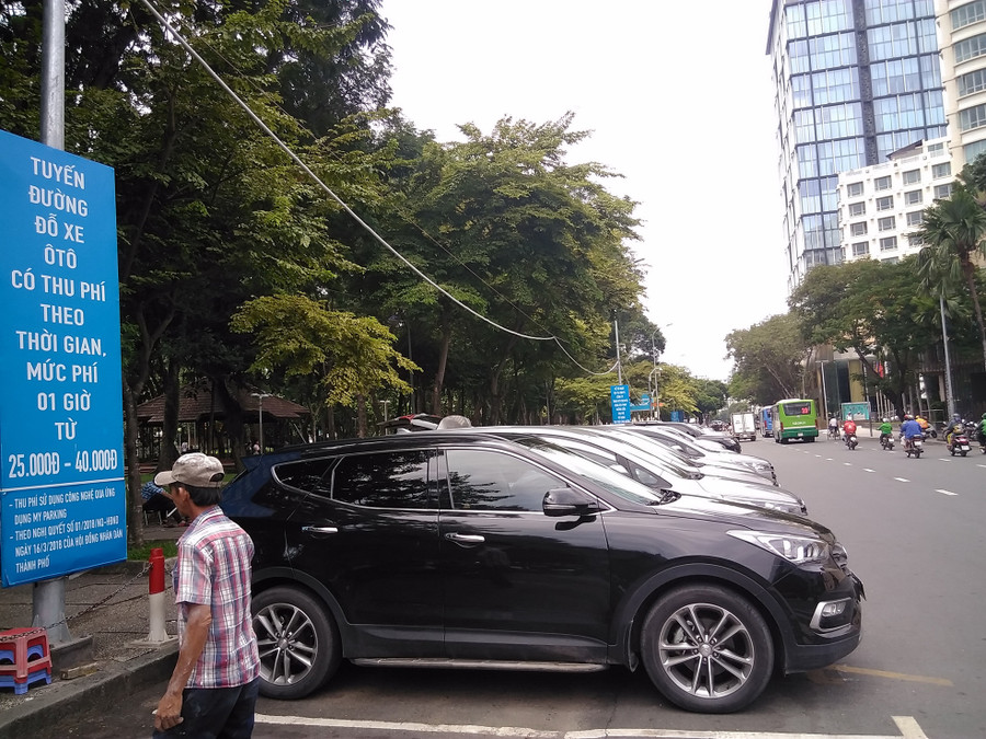 Bãi đỗ xe trên đường Lê Lai, quận 1, TPHCM thực hiện thu phí trực tuyến với mức giá 25.000 đồng/giờ. Ảnh: TG Bãi đỗ xe trên đường Lê Lai, quận 1, TPHCM thực hiện thu phí trực tuyến với mức giá 25.000 đồng/giờ. Ảnh: TG