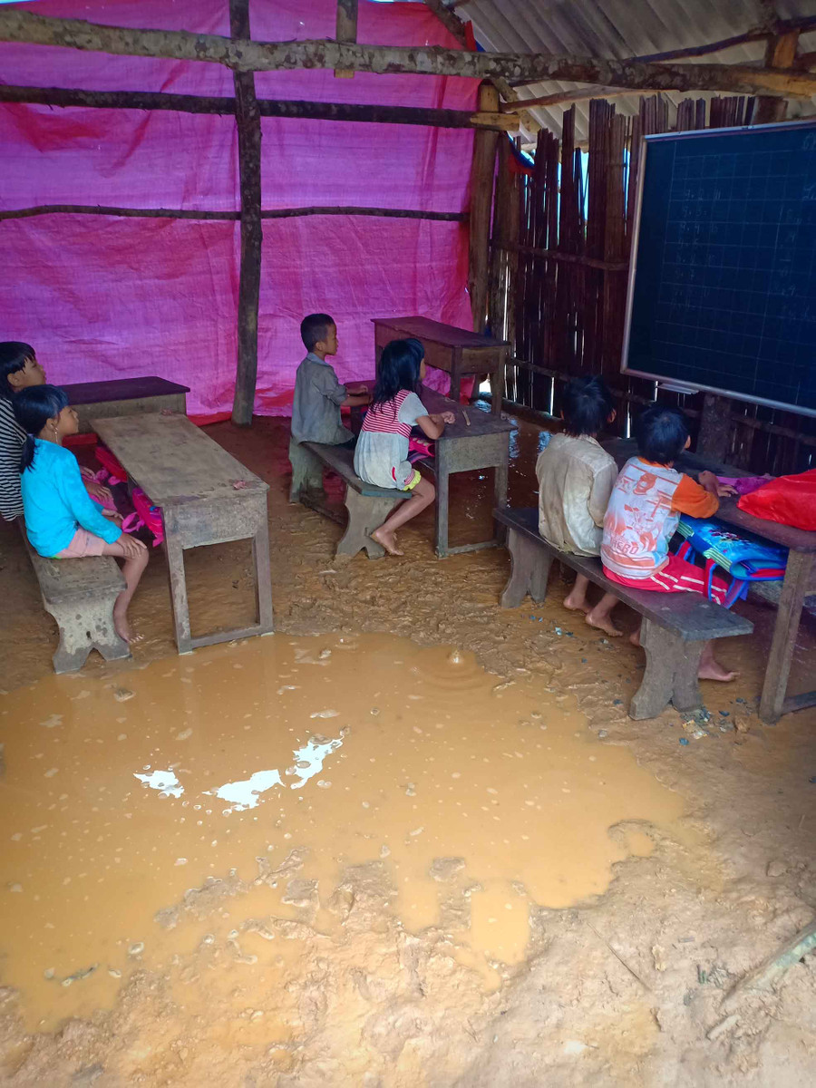 Lớp học được che chắn bởi tấm bạt, mưa to, thầy trò ướt như chuột. Ảnh: TG Lớp học được che chắn bởi tấm bạt, mưa to, thầy trò ướt như chuột. Ảnh: TG