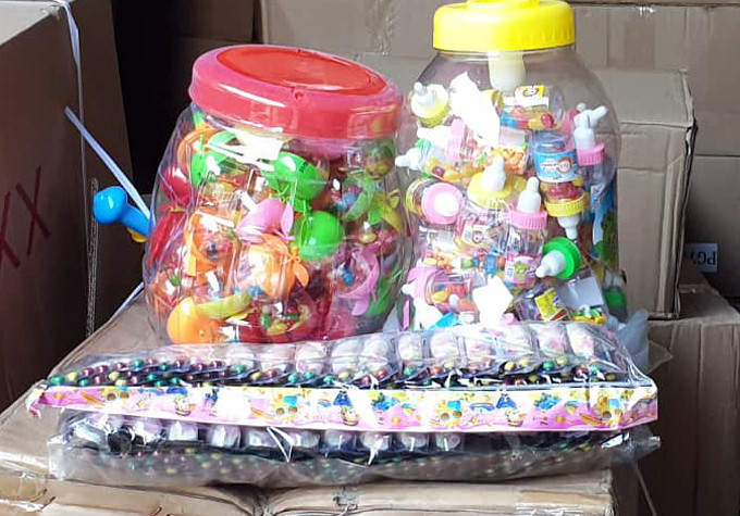 Số bánh kẹo trung thu nhập lậu chở trên ba xe ô tô bị nhà chức trách phát hiện. Ảnh. Phương Sơn