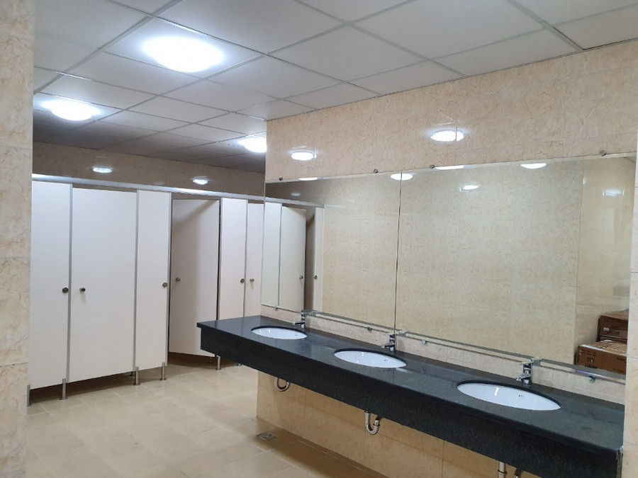 Nhà vệ sinh của Trường THCS Trưng Vương. Ảnh: TG