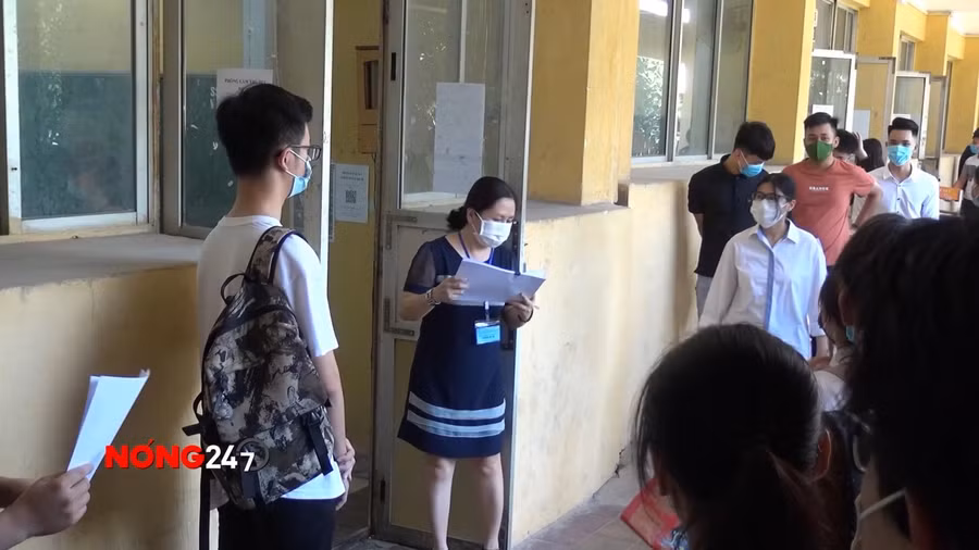 NÓNG 247 | HÀ NỘI: GHI NHANH KẾT QUẢ LÀM BÀI THI CỦA CÁC THÍ SINH NGÀY 8/7