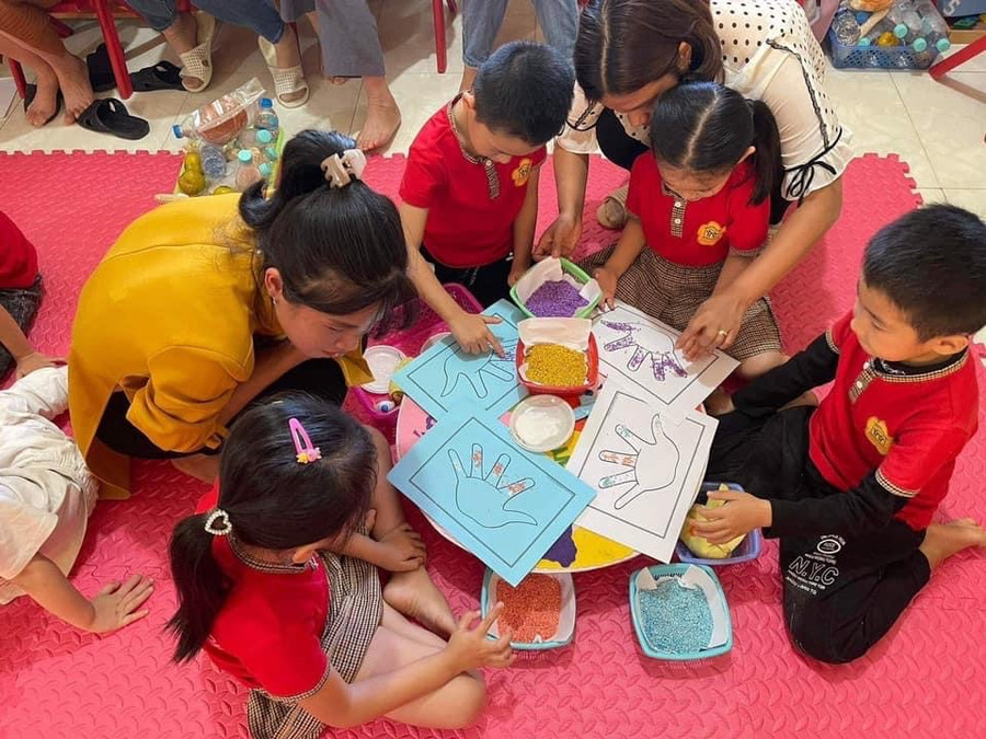 Học sinh trường MN Hoàng Văn Thụ, huyện Bình Gia, tỉnh Lạng Sơn trong giờ học nâng cao năng lực Tiếng Việt. Học sinh trường MN Hoàng Văn Thụ, huyện Bình Gia, tỉnh Lạng Sơn trong giờ học nâng cao năng lực Tiếng Việt.