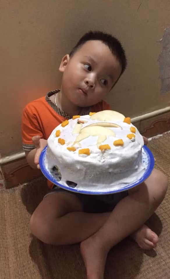 OK, con cầm cho mẹ vui...